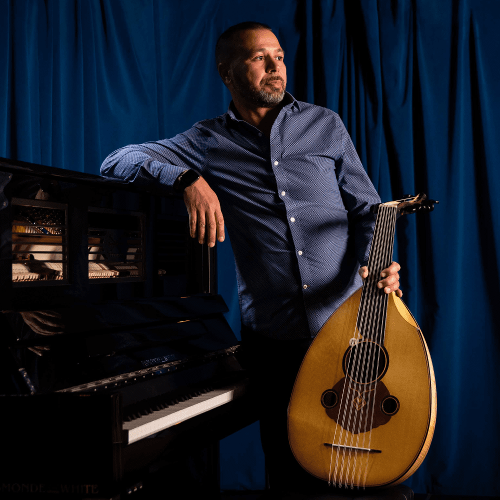 Mohamed Masmoudi tenant son oud