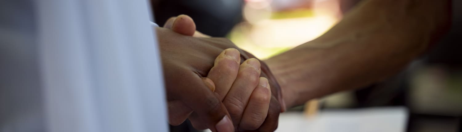 poignée de main - soutien - don - bénévole @jmalobaton
